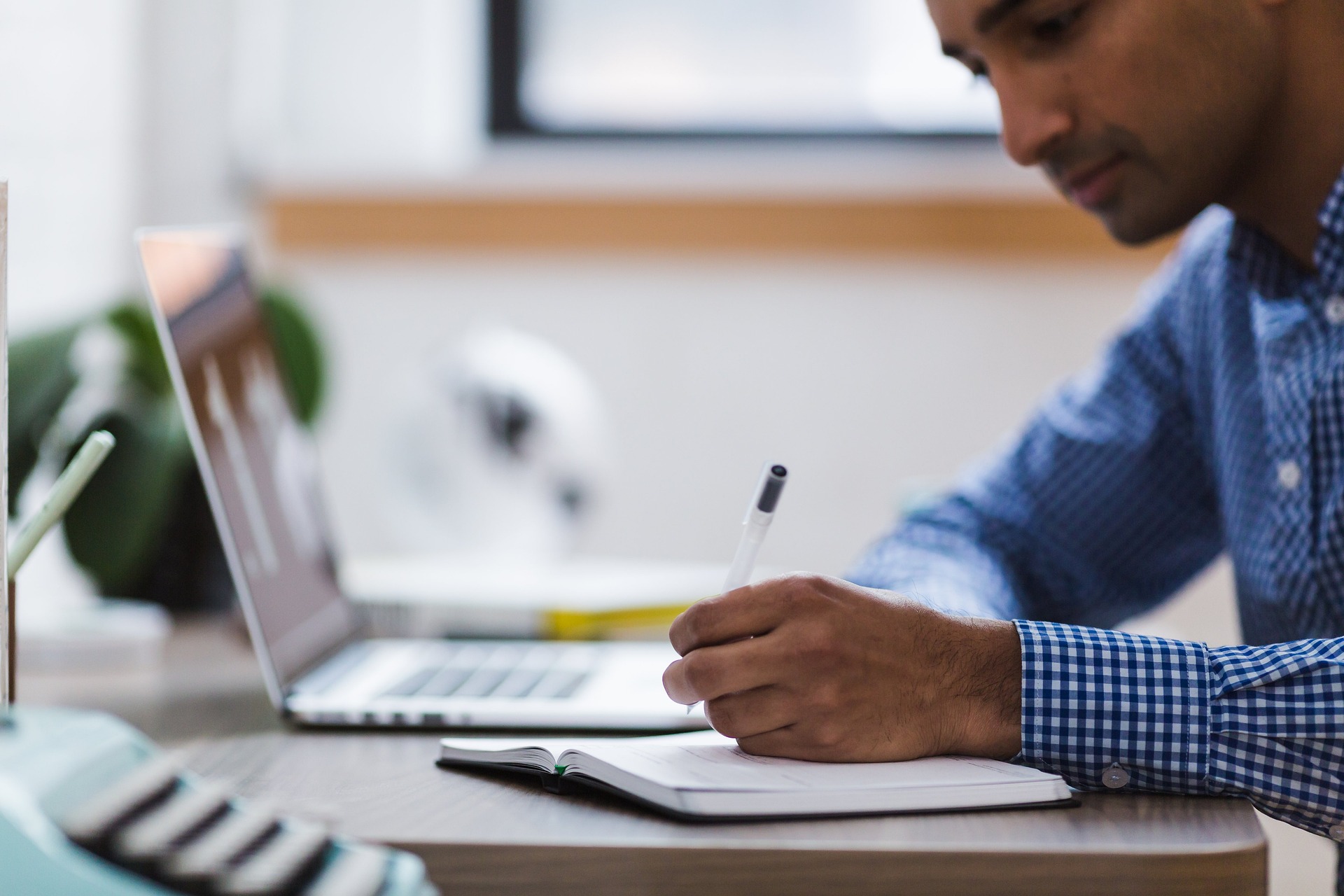 How To Use An Automatic Paragraph Generator API